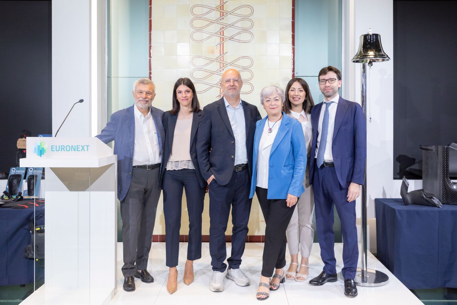 Giuseppe Paronetto, CEO di Alia Mentis, posa insieme al team di My Twin Communication davanti al podio Euronext e alla campana di Borsa, durante la cerimonia di quotazione della società.